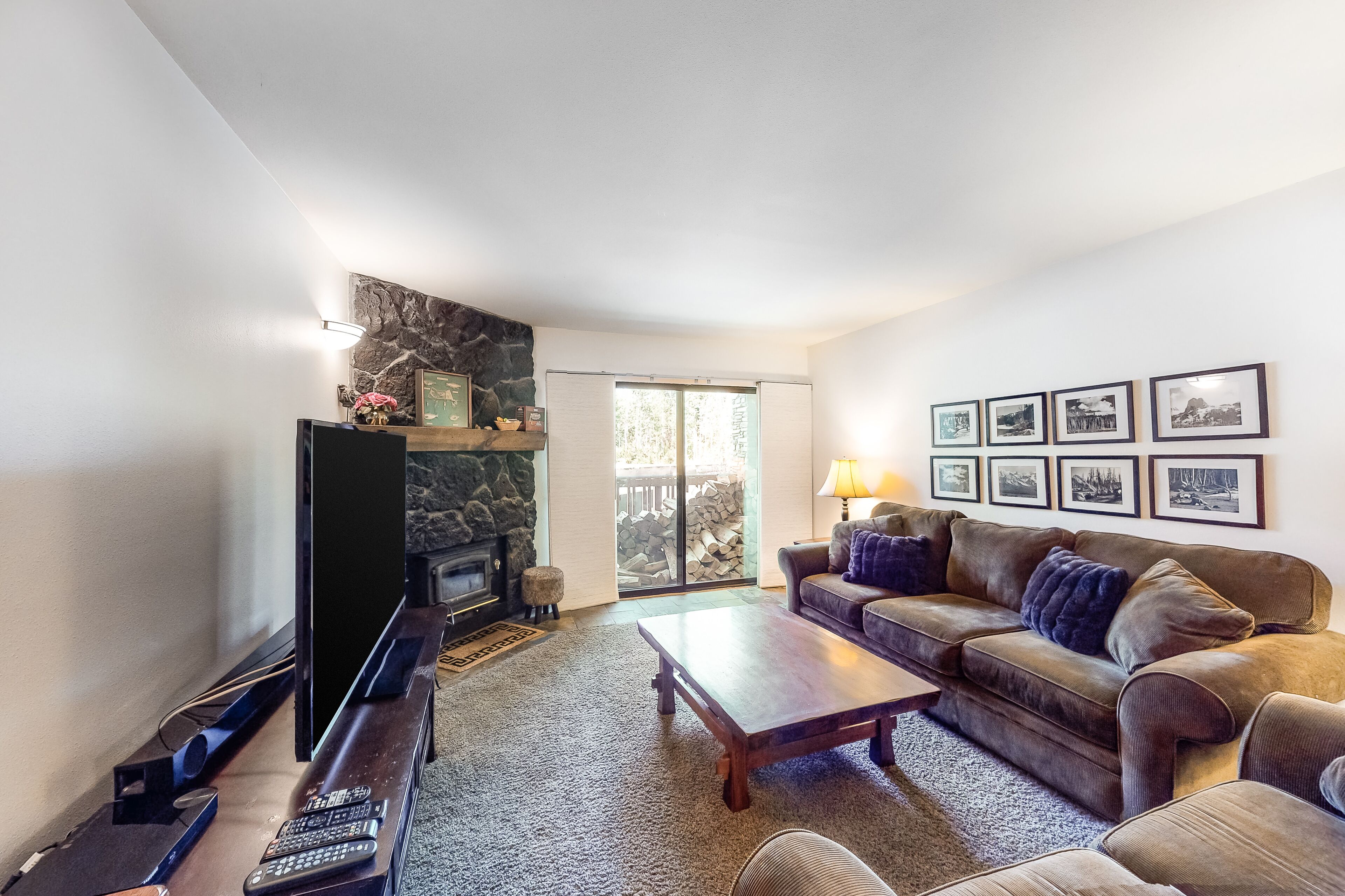 Walk to Eagle Express lift - bright condo with fireplace, pool & hot tub