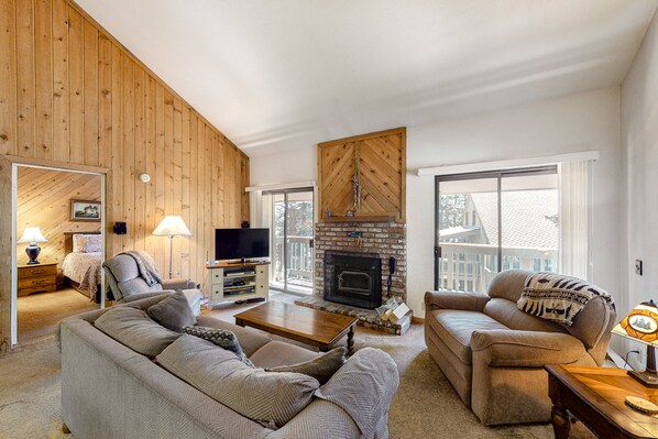 Televisión y chimenea 