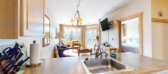Beautiful & Convenient Suite Close to Activities w/Shared Pool & Hot Tub, WiFi