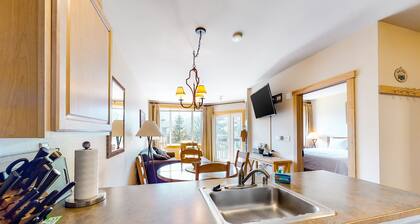 Beautiful & Convenient Suite Close to Activities w/Shared Pool & Hot Tub, WiFi