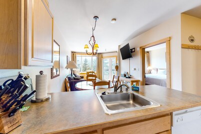 Beautiful & Convenient Suite Close to Activities w/Shared Pool & Hot Tub, WiFi