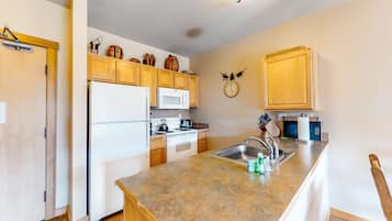 Frigorifero, microonde, forno, piano cottura