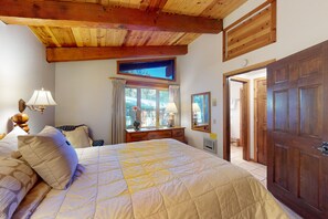 4 bedrooms, Internet, bed sheets - Central Condo w/ Fireplace & Shared Pool/Hot Tub/Tennis - 1 Mile to Gondola (Mammoth Lakes)