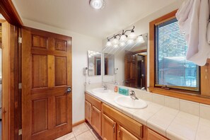 Hair dryer, towels - Central Condo w/ Fireplace & Shared Pool/Hot Tub/Tennis - 1 Mile to Gondola (Mammoth Lakes)