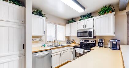 Ground-Level Condo w/ Pellet Stove, Deck & Shared Hot Tub/Pool - 1 Mile to Lifts