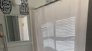 Douche, sèche-cheveux, serviettes fournies, savon