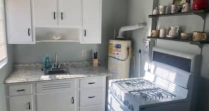 Historic Renovated Studio Apt w kitchen 2ndFl