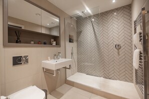 Luxury Apartment, Ensuite (23) | Bathroom - King's 23 (York)