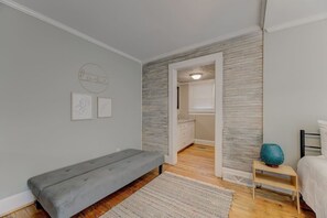 3 多间卧室、办公桌、熨斗/熨衣板、旅行婴儿床