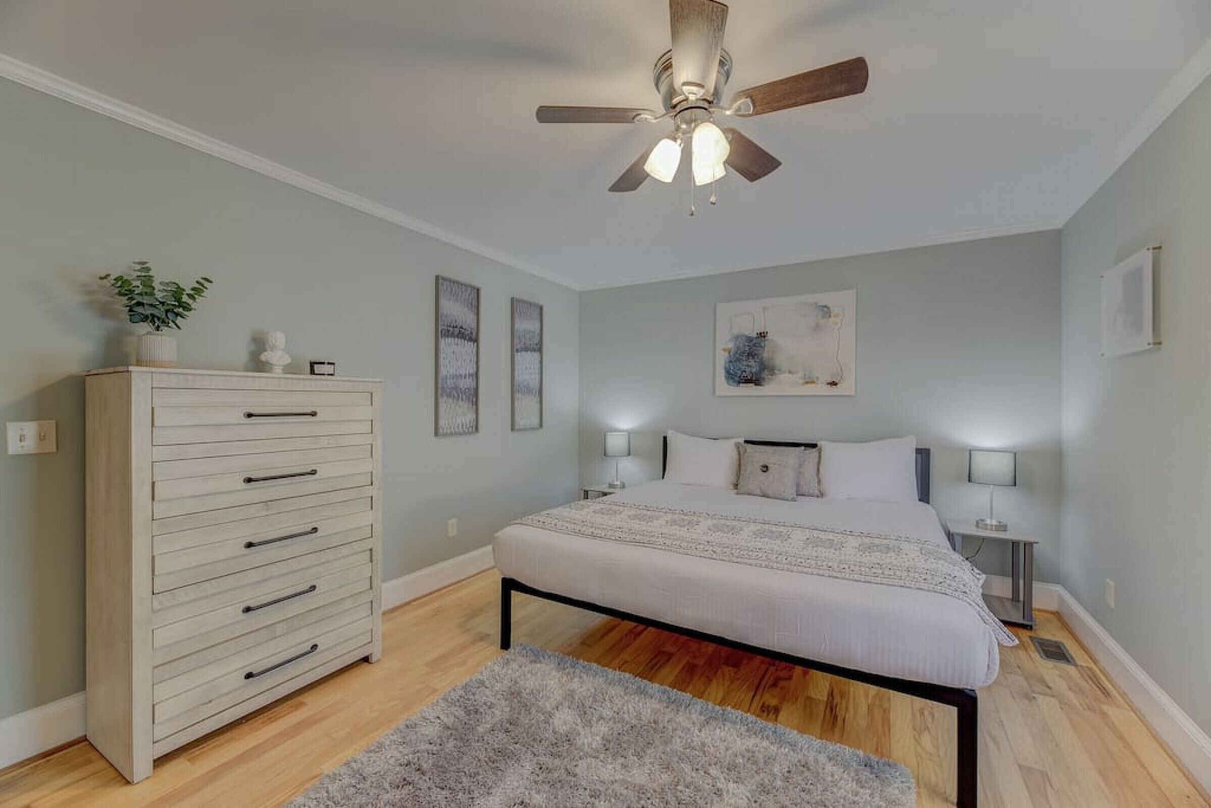 3 habitaciones, escritorio y tabla de planchar con plancha 