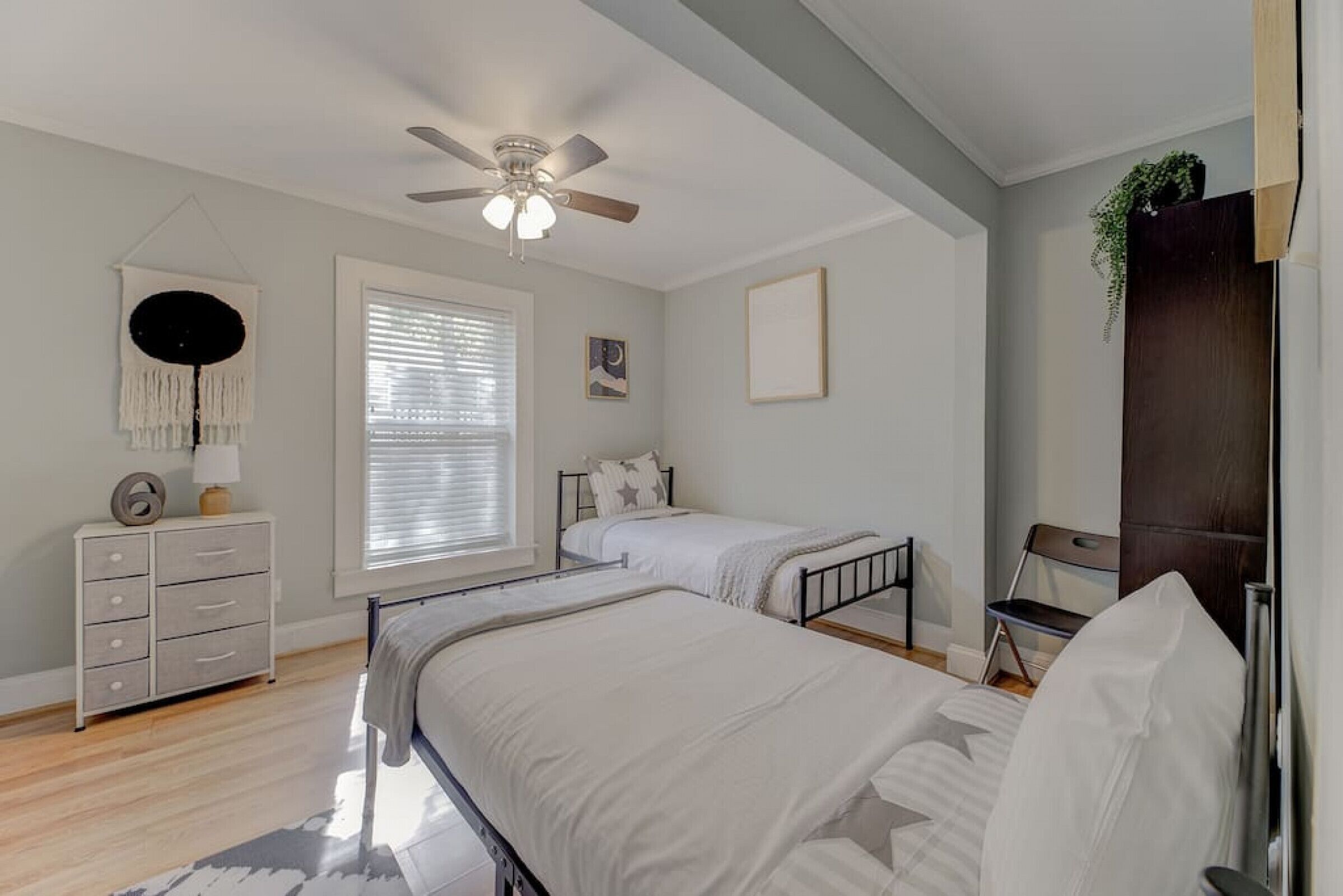 3 habitaciones, escritorio y tabla de planchar con plancha 