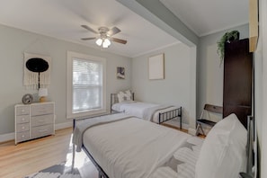 3 bedrooms, desk, iron/ironing board, travel crib - Walk WECO on State - Eats, Drinks, Shops & Rec (West Columbia)