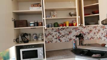 Réfrigérateur, micro-ondes, four, cafetière/bouilloire