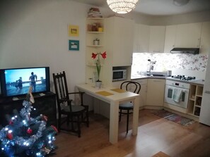 Kühlschrank, Mikrowelle, Ofen, Wasserkocher mit Kaffee-/Teezubehör