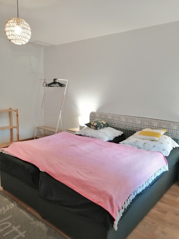 1 soverom, strykejern/-brett, wi-fi (inkludert) og sengetøy