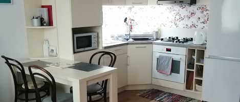 Een koelkast, een magnetron, een oven, een koffiezetapparaat/waterkoker