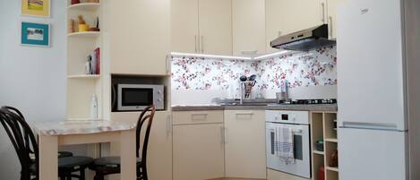 Réfrigérateur, micro-ondes, four, cafetière/bouilloire