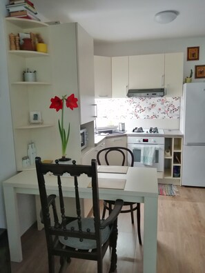 Kjøleskap, mikrobølgeovn, ovn og kaffetrakter/tekoker