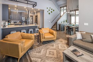 Een smart-tv, een open haard en een computerscherm