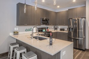 Een koelkast, een magnetron, een oven, een kookplaat