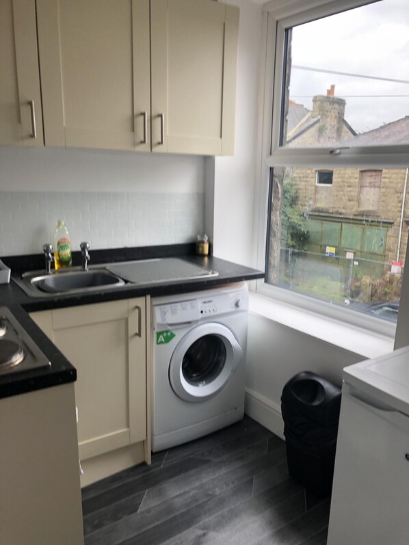 Apartment, Private Bathroom (The Snug) | Private kitchen