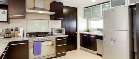 Geladeira, micro-ondas, fogão, cooktop
