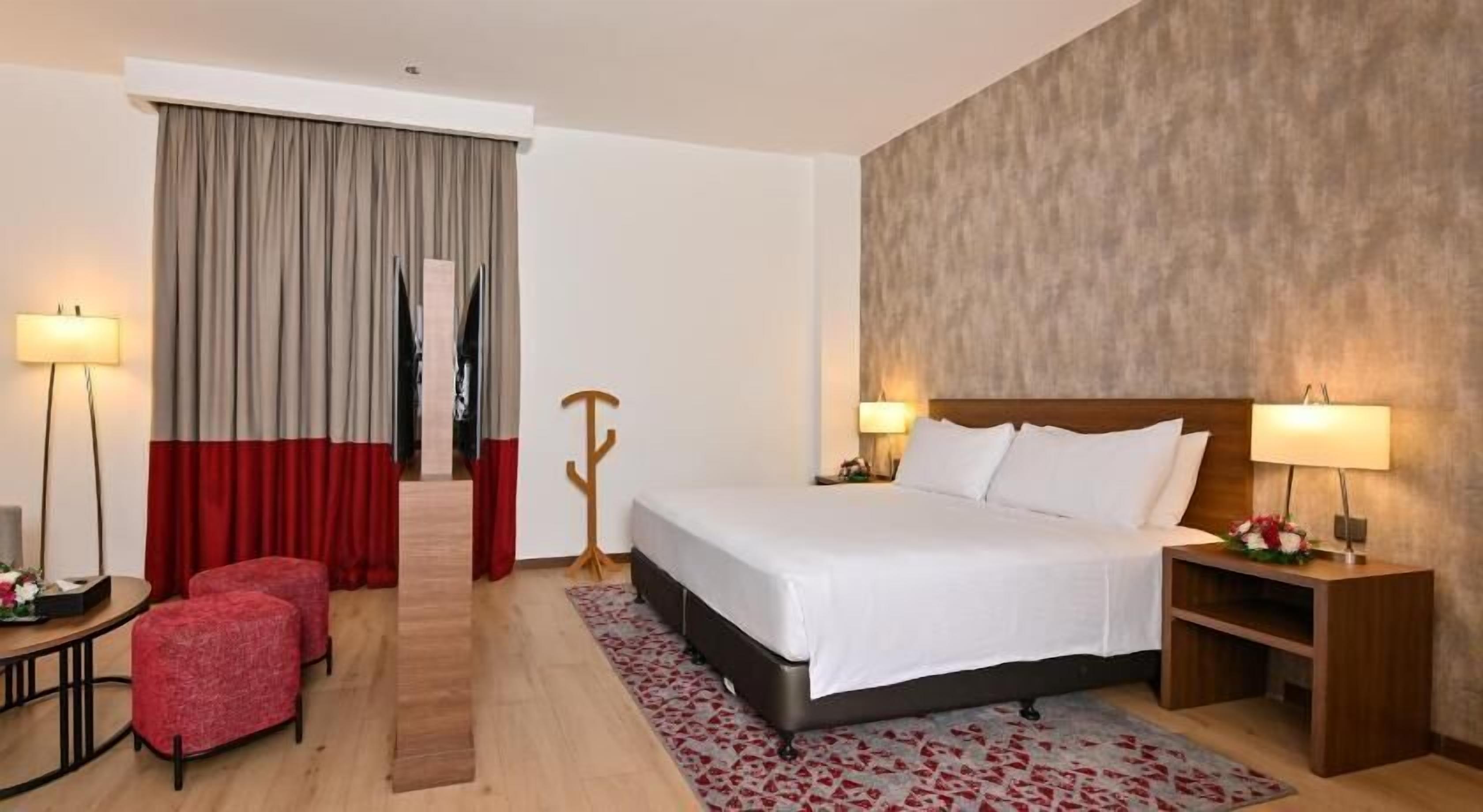 Edredones de plumas, colchones Select Comfort, minibar y caja fuerte