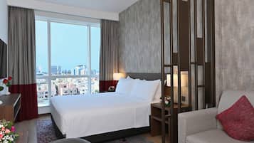 Studiosvit Junior - 1 kingsize-säng med bäddsoffa | Duntäcken, Select Comfort-madrasser och minibar