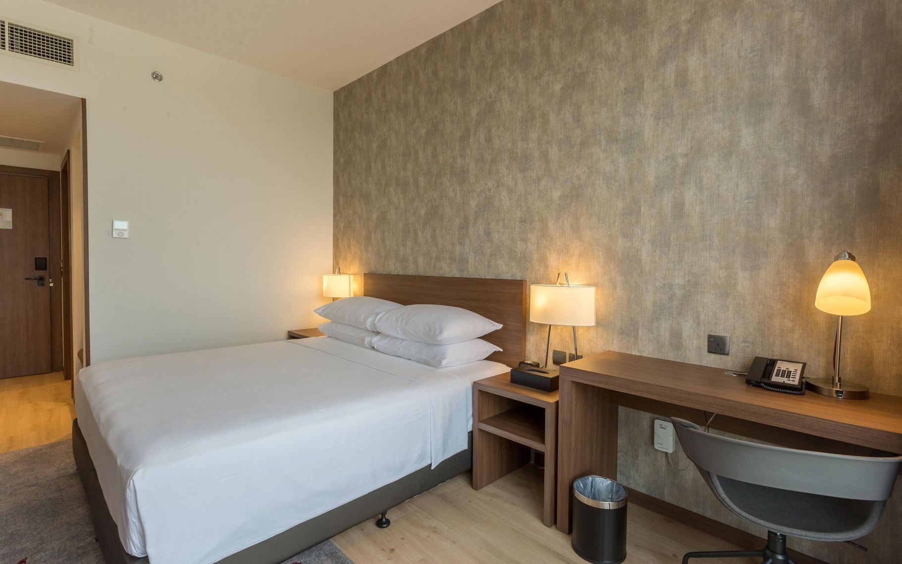 Edredones de plumas, colchones Select Comfort, minibar y caja fuerte