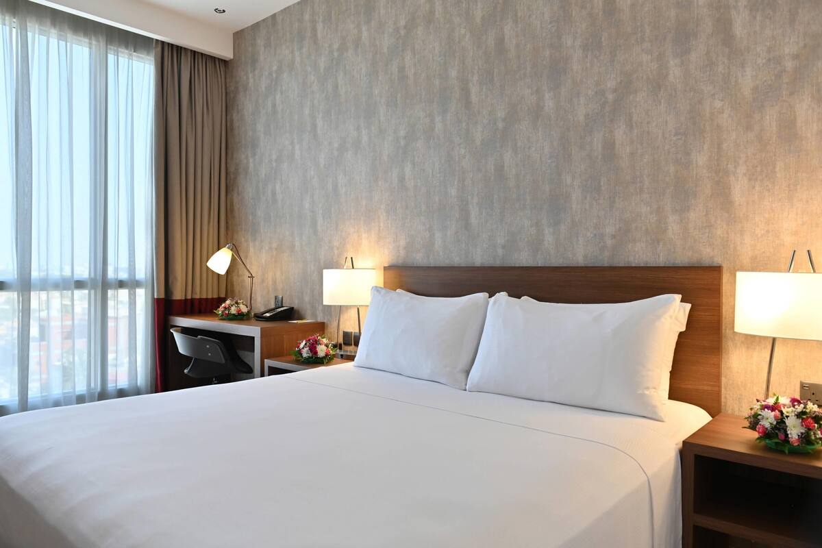 Standard Room, 1 King Bed | Down comforters, Select Comfort beds, minibar, in-room safe