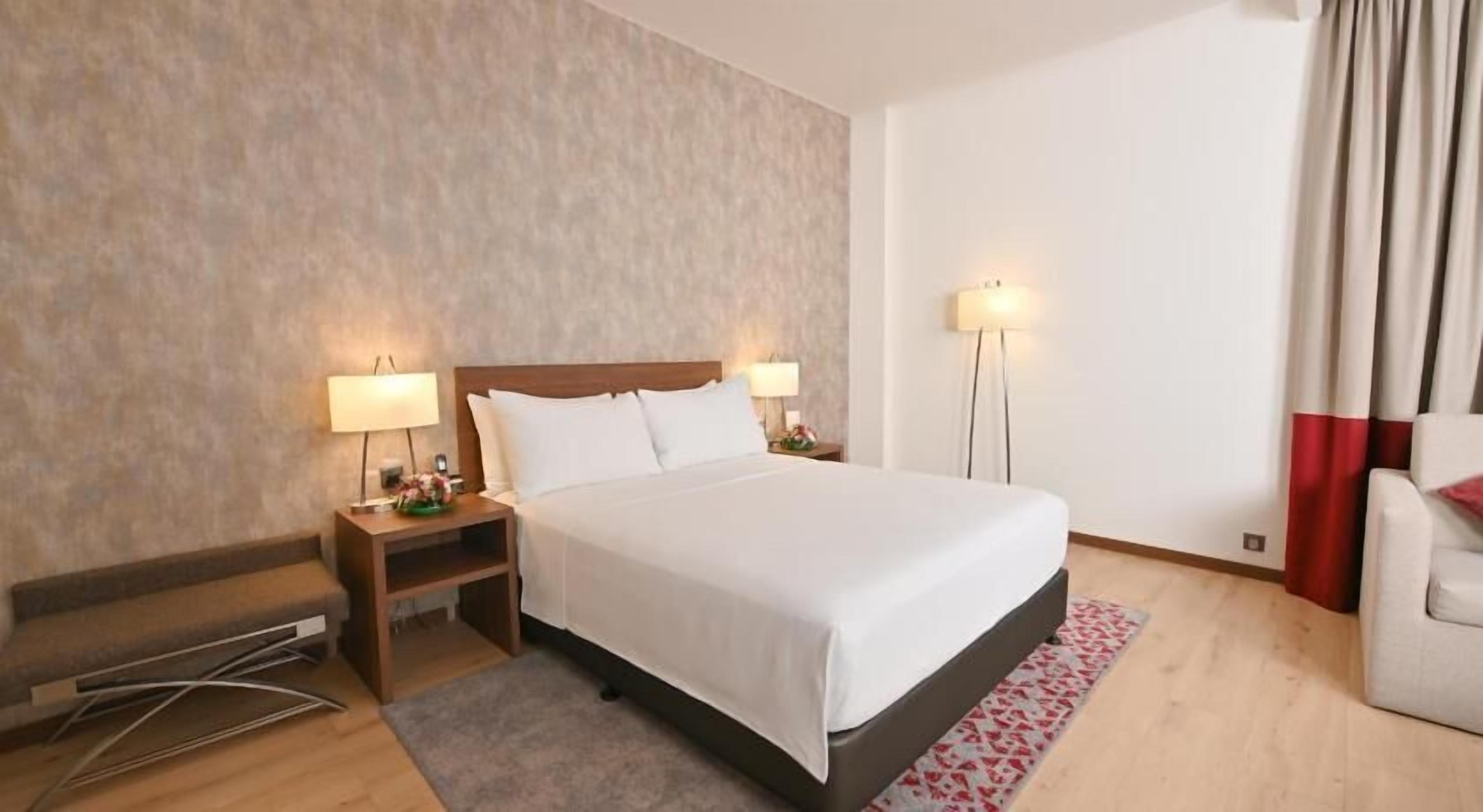 Edredones de plumas, colchones Select Comfort, minibar y caja fuerte