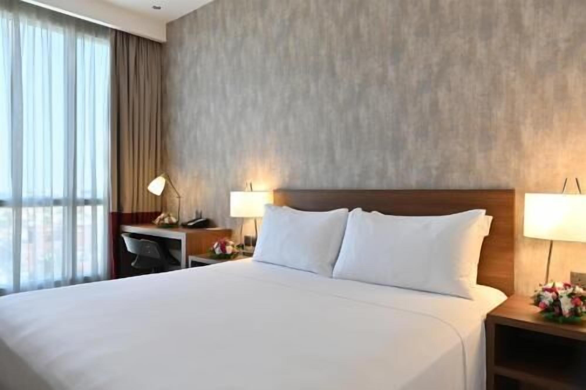 Edredones de plumas, colchones Select Comfort, minibar y caja fuerte