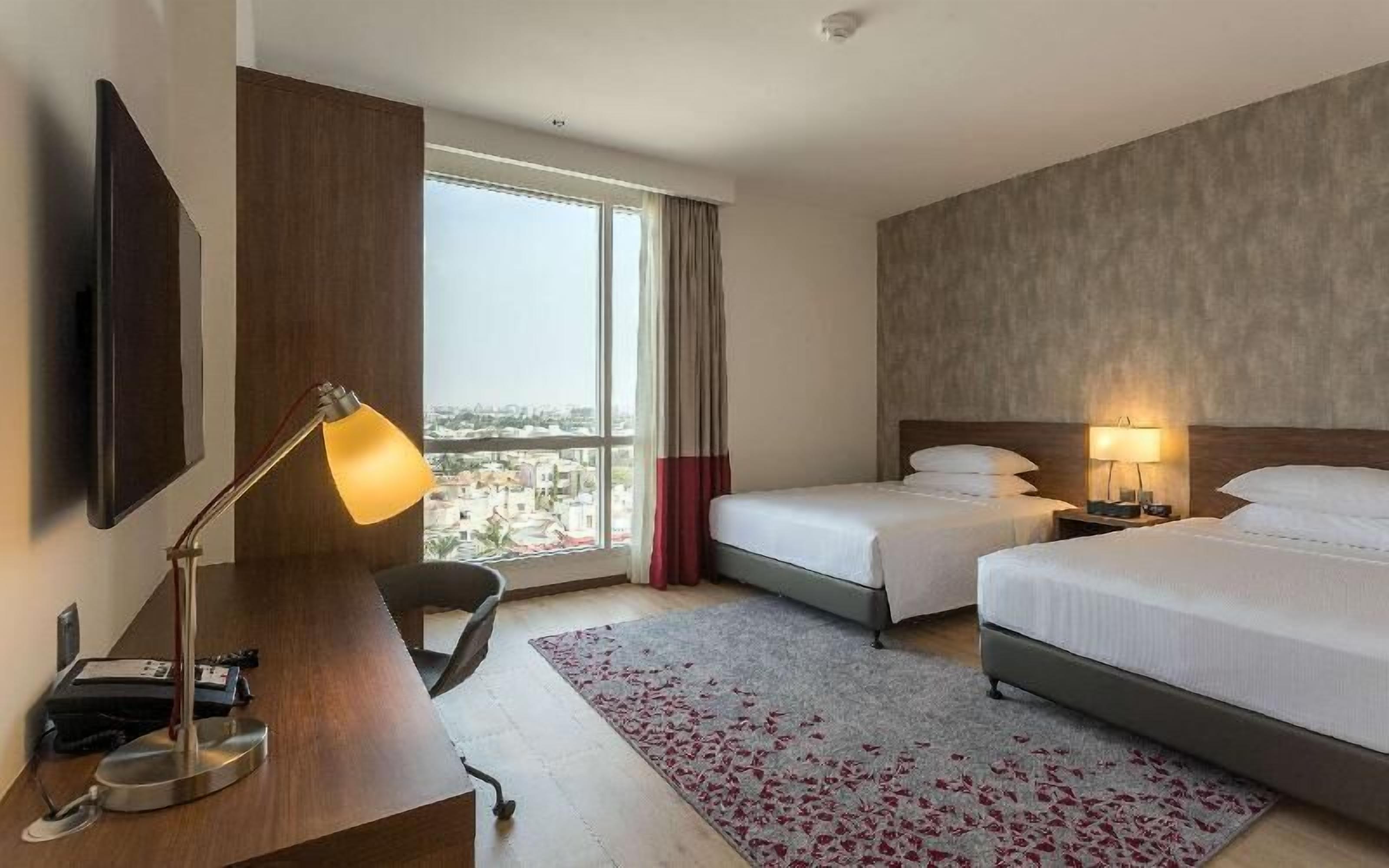 Edredones de plumas, colchones Select Comfort, minibar y caja fuerte