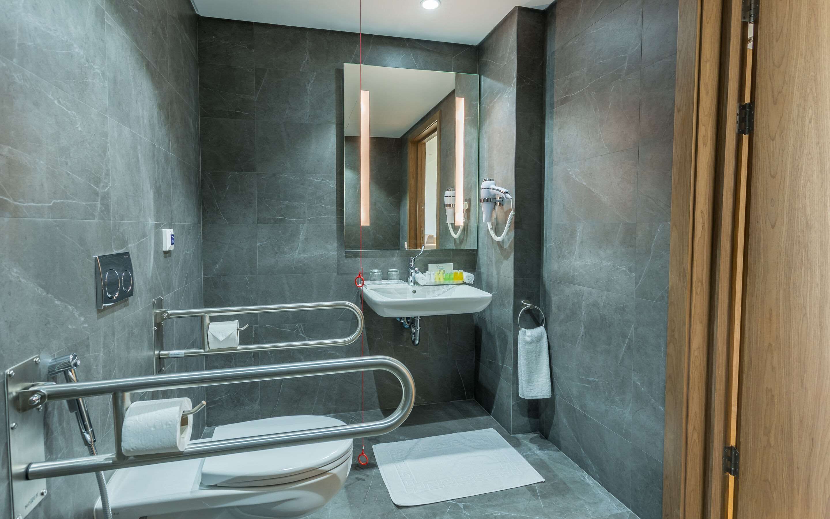 Un baño moderno con ducha, inodoro y lavamanos.