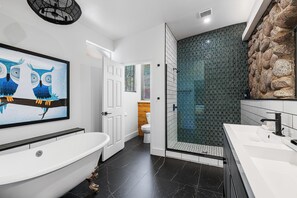 Luxury Cottage | Bathroom