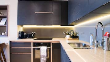 Apartemen Mewah, ensuite, pemandangan kebun (King's 39) | Dapur bersama