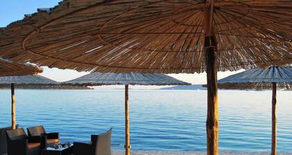 Fantastic beachfront apartment with private balcony on the Adriatic.Top location