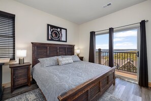 8 Schlafzimmer, Schreibtisch, Bügeleisen/Bügelbrett, Reisekinderbett