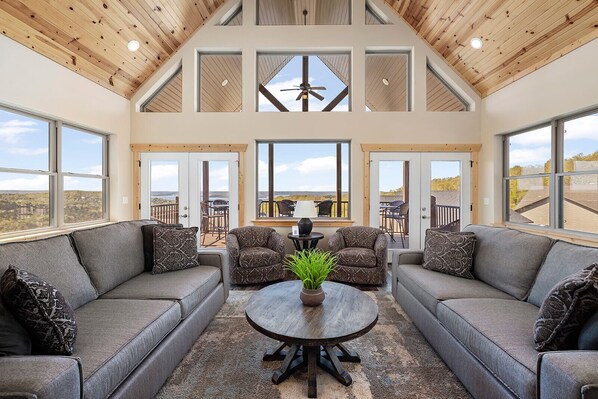 Smart TV, chimenea, videojuegos y tenis de mesa 