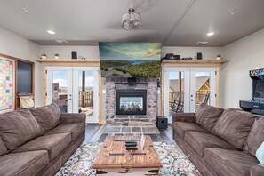 Smart TV, chimenea, videojuegos y tenis de mesa 