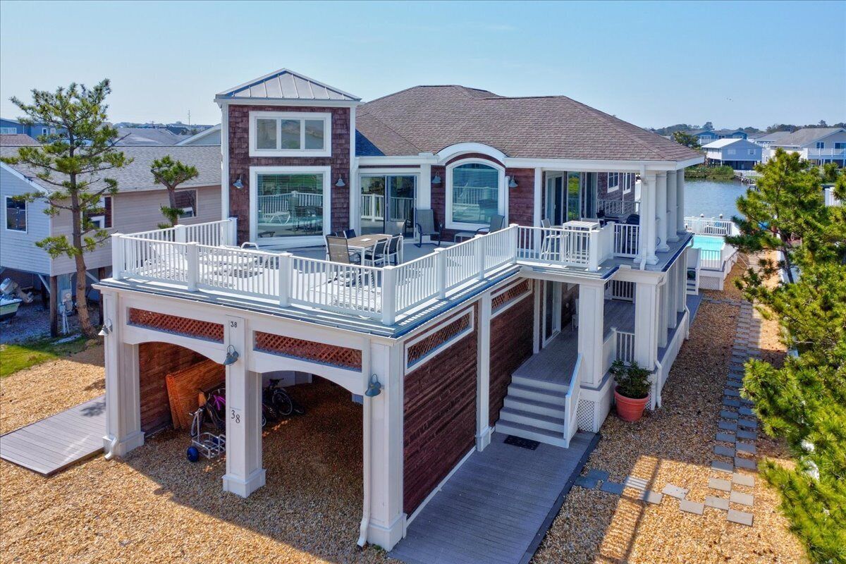 The Sunset House, Bayfront home with many amenities