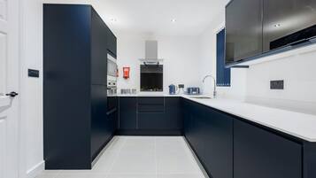 Comfort Apartment, Private Bathroom (Westminster) | Shared kitchen