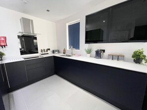 Shared kitchen - Wellington Suites by Sasco Apartments (Blackpool)