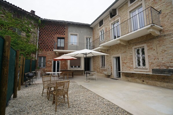 Outdoor dining - Country mansion on the hills (Cuccaro Monferrato)