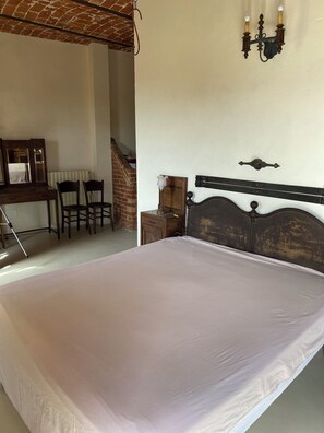 4 bedrooms, iron/ironing board, free WiFi, bed sheets - Country mansion on the hills (Cuccaro Monferrato)