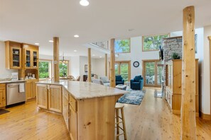 Nhà (328 Woodmere Dr.) | Bếp riêng | Tủ lạnh