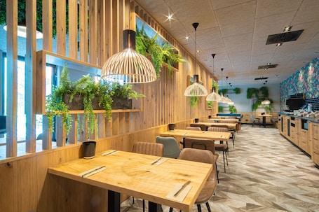 Daily continental breakfast (EUR 15.00 per person)