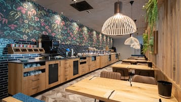 Desayuno continental diario (EUR 15.00 por persona)