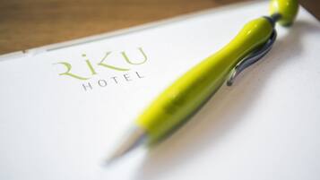 Un bolígrafo sobre un papel con el texto "RIKU HOTEL" a la vista.