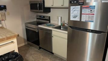 Køleskab, mikrobølgeovn, ovn, kogeplade